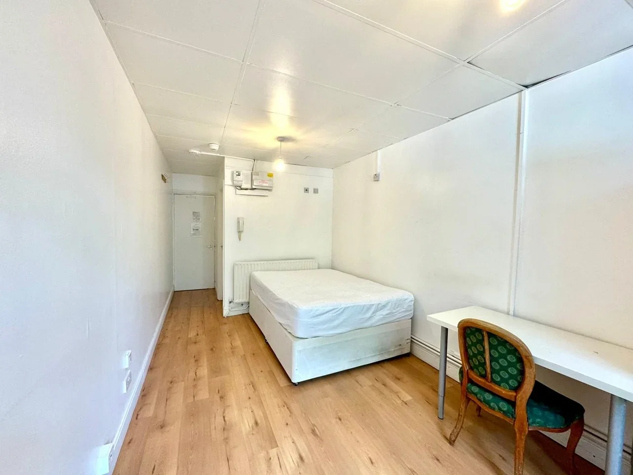 Flat Kember Street in Greater London