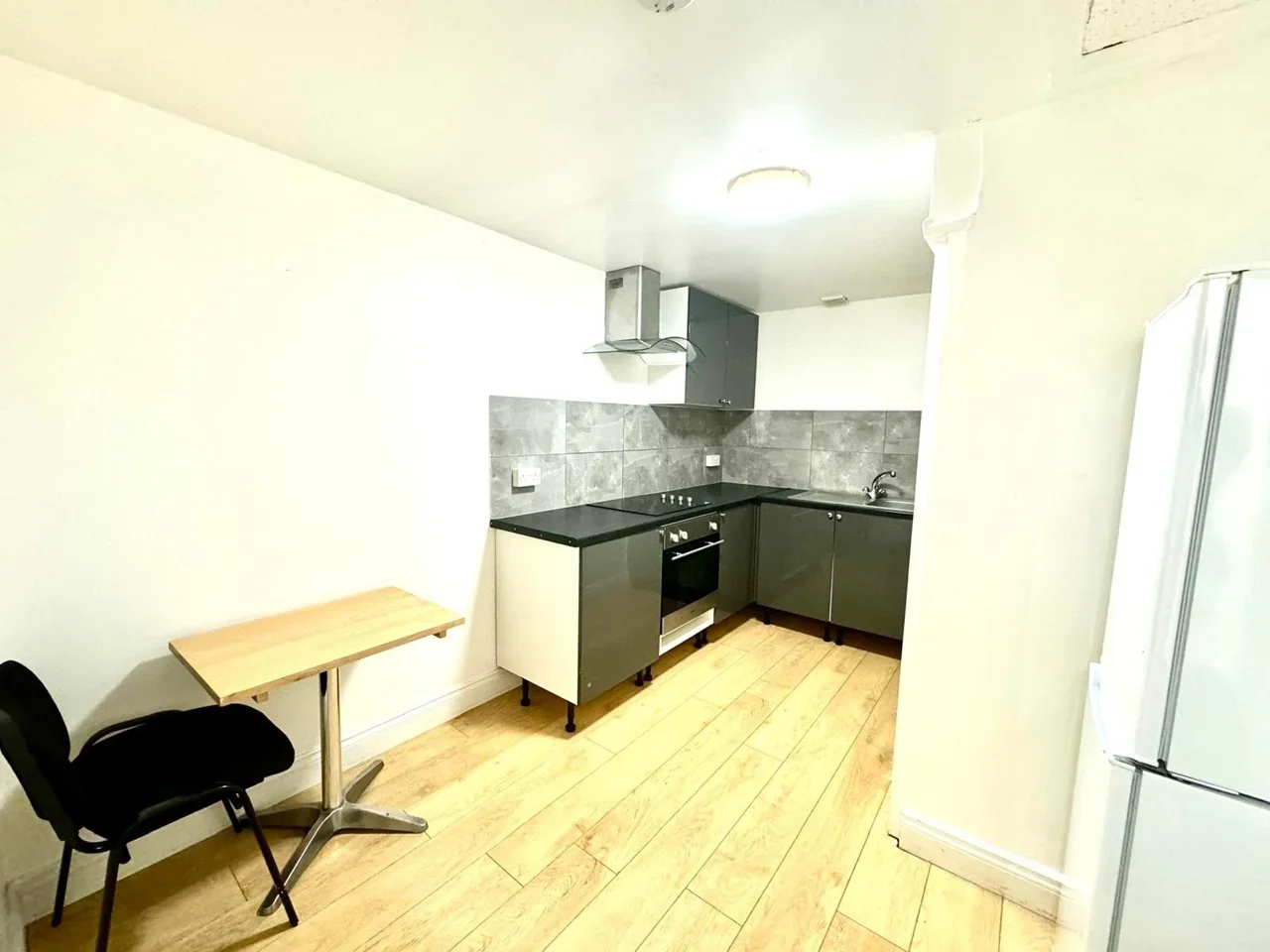 Flat Kember Street in Greater London