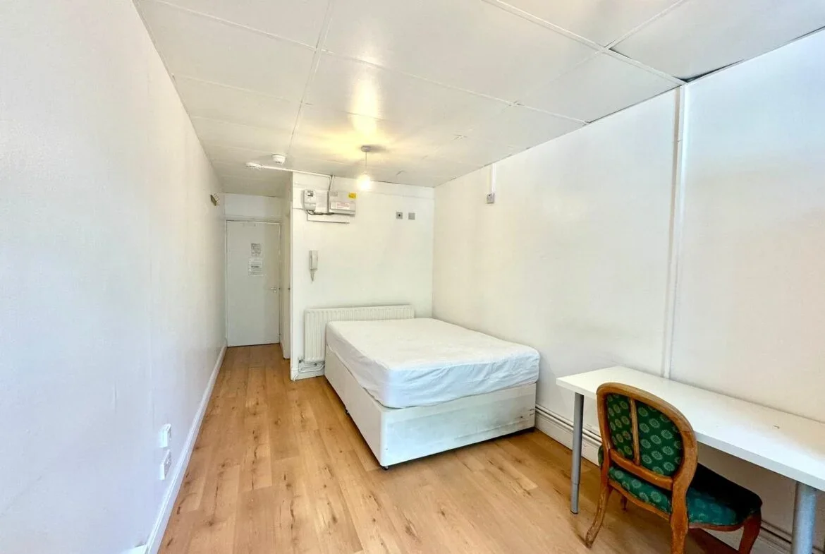 Flat Kember Street in Greater London