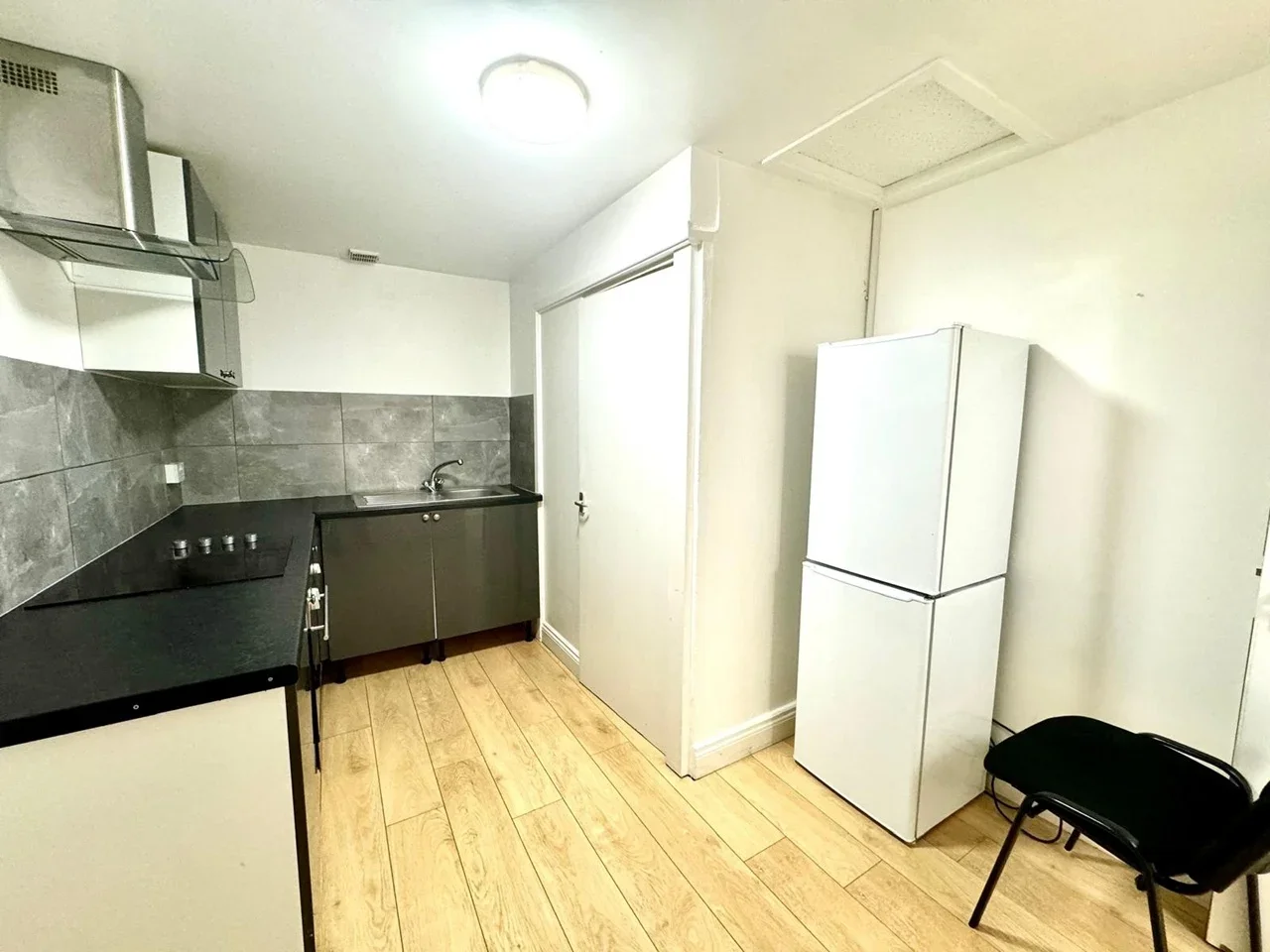 Flat Kember Street in Greater London