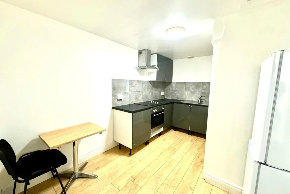 Flat Kember Street in Greater London