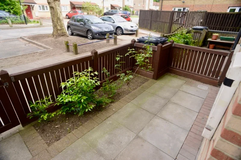 Flat Milton Court Road in Greater London