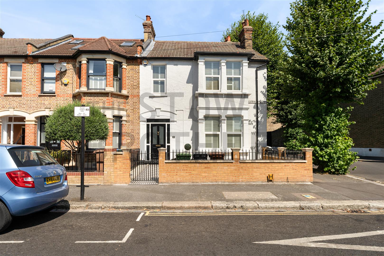 House Woodville Road in Greater London