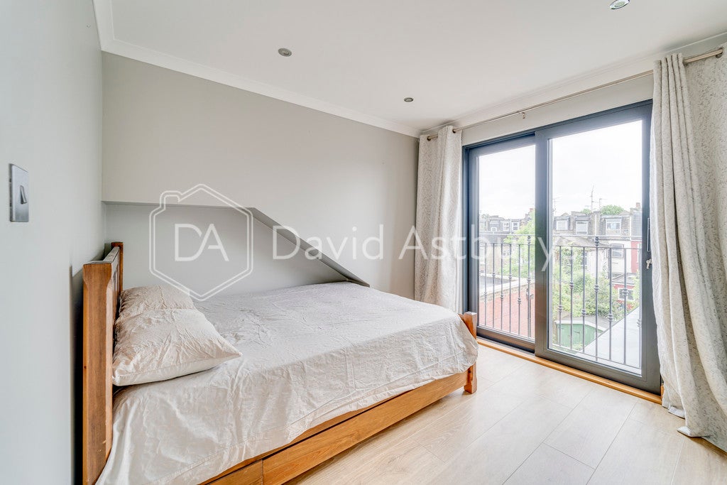 Flat Hampden Road in Greater London