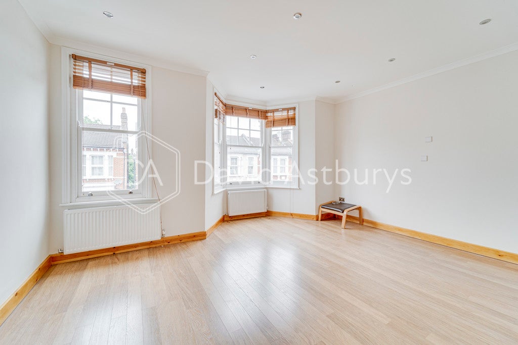 Flat Hampden Road in Greater London
