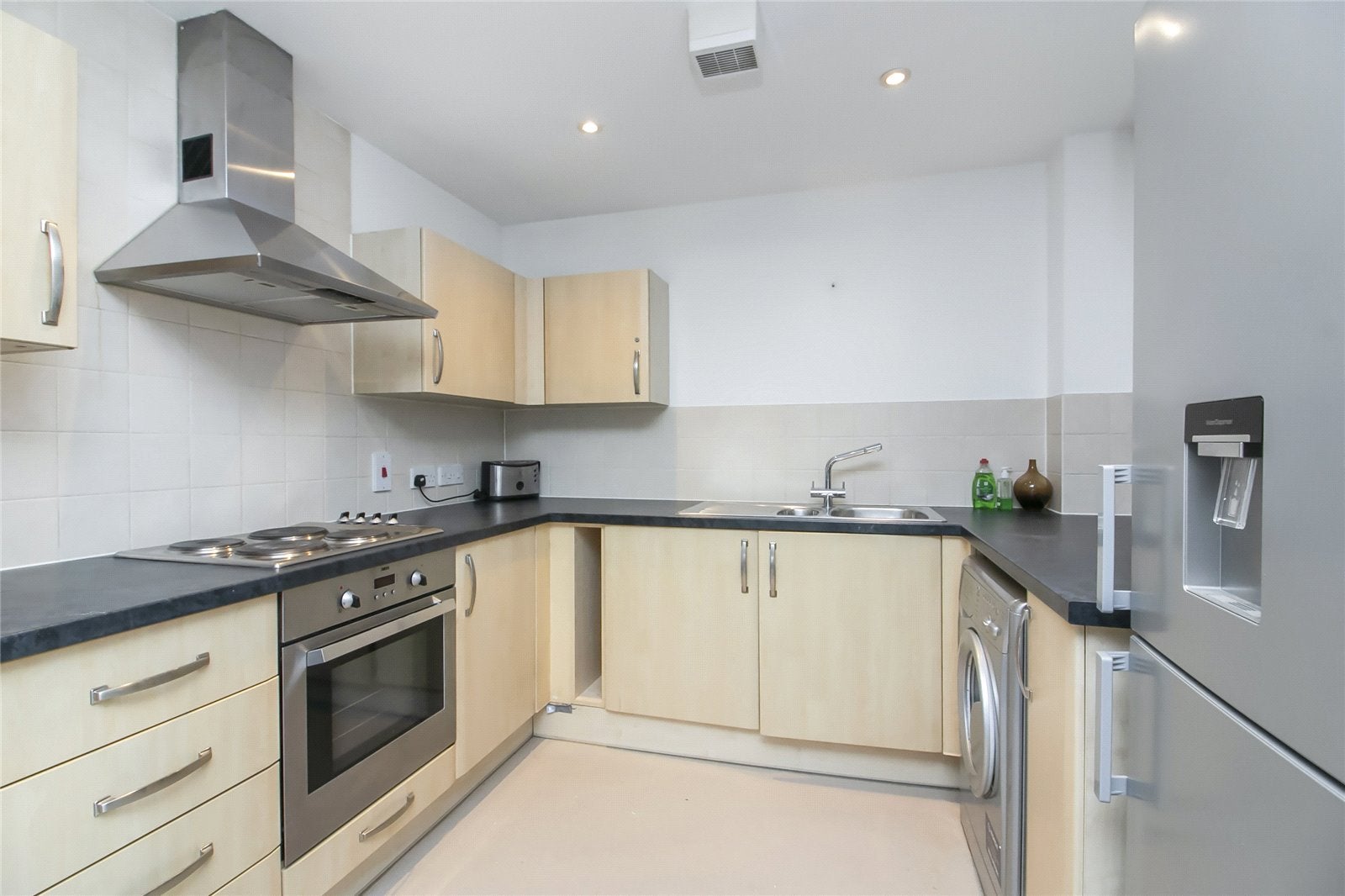 Flat Candle Street in Greater London