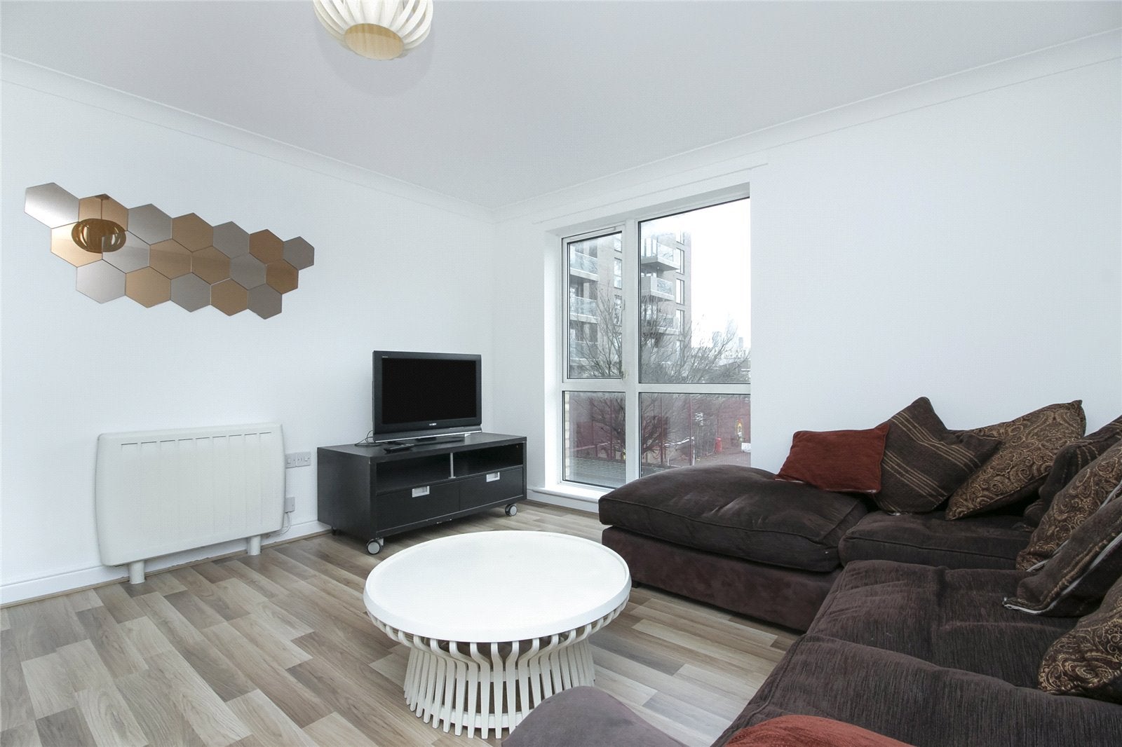 Flat Candle Street in Greater London