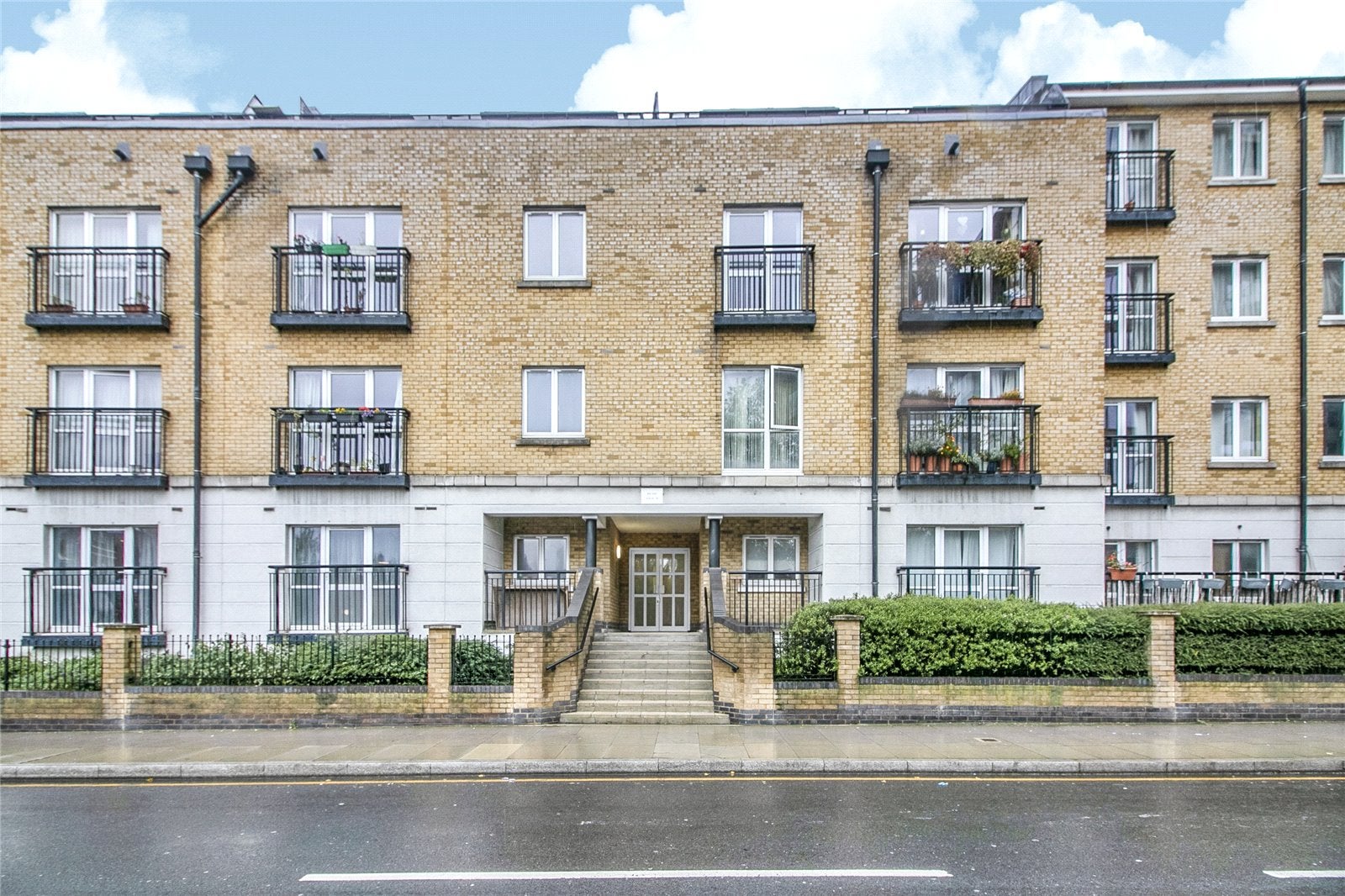 Flat Candle Street in Greater London