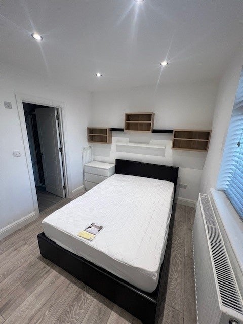 Room High Road in Greater London