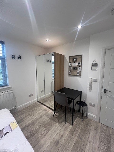 Room High Road in Greater London