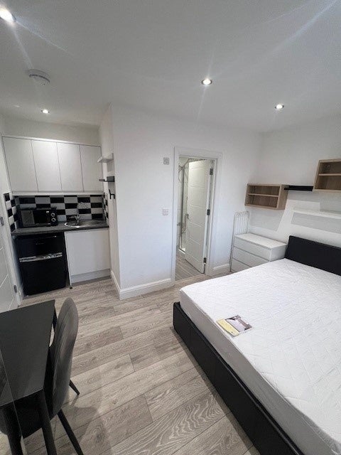 Room High Road in Greater London