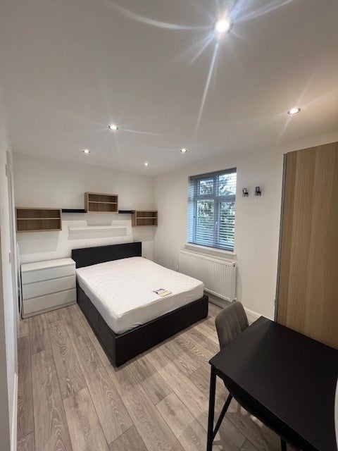 Room High Road in Greater London