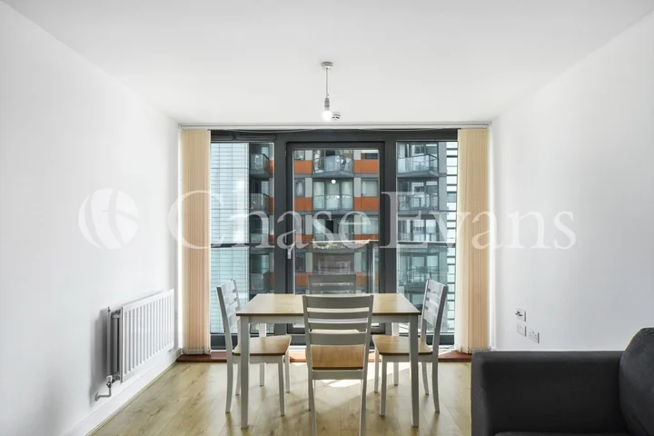 Flat Blackwall Way in Greater London