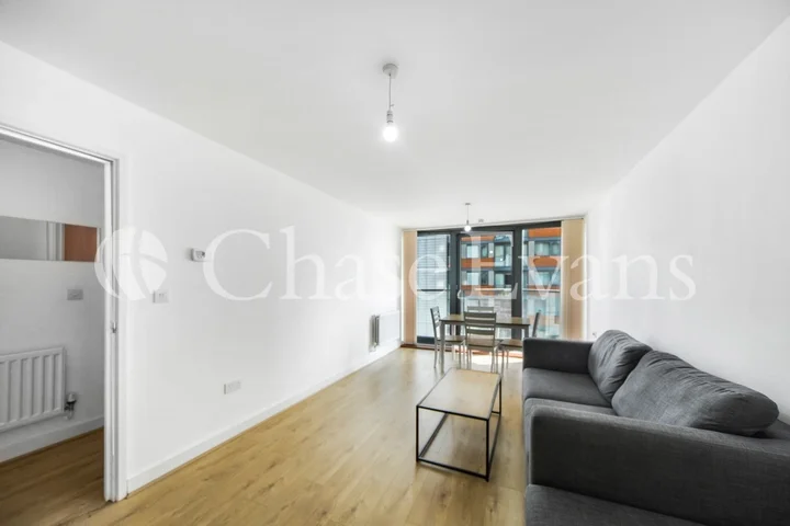 Flat Blackwall Way in Greater London