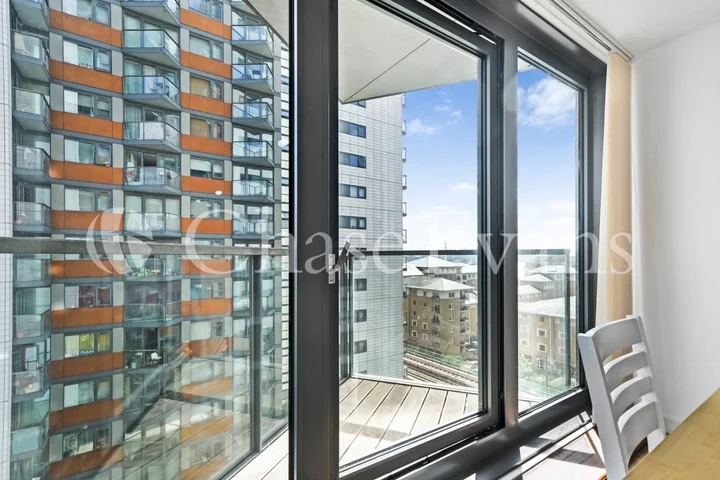 Flat Blackwall Way in Greater London