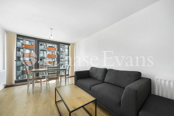 Flat Blackwall Way in Greater London