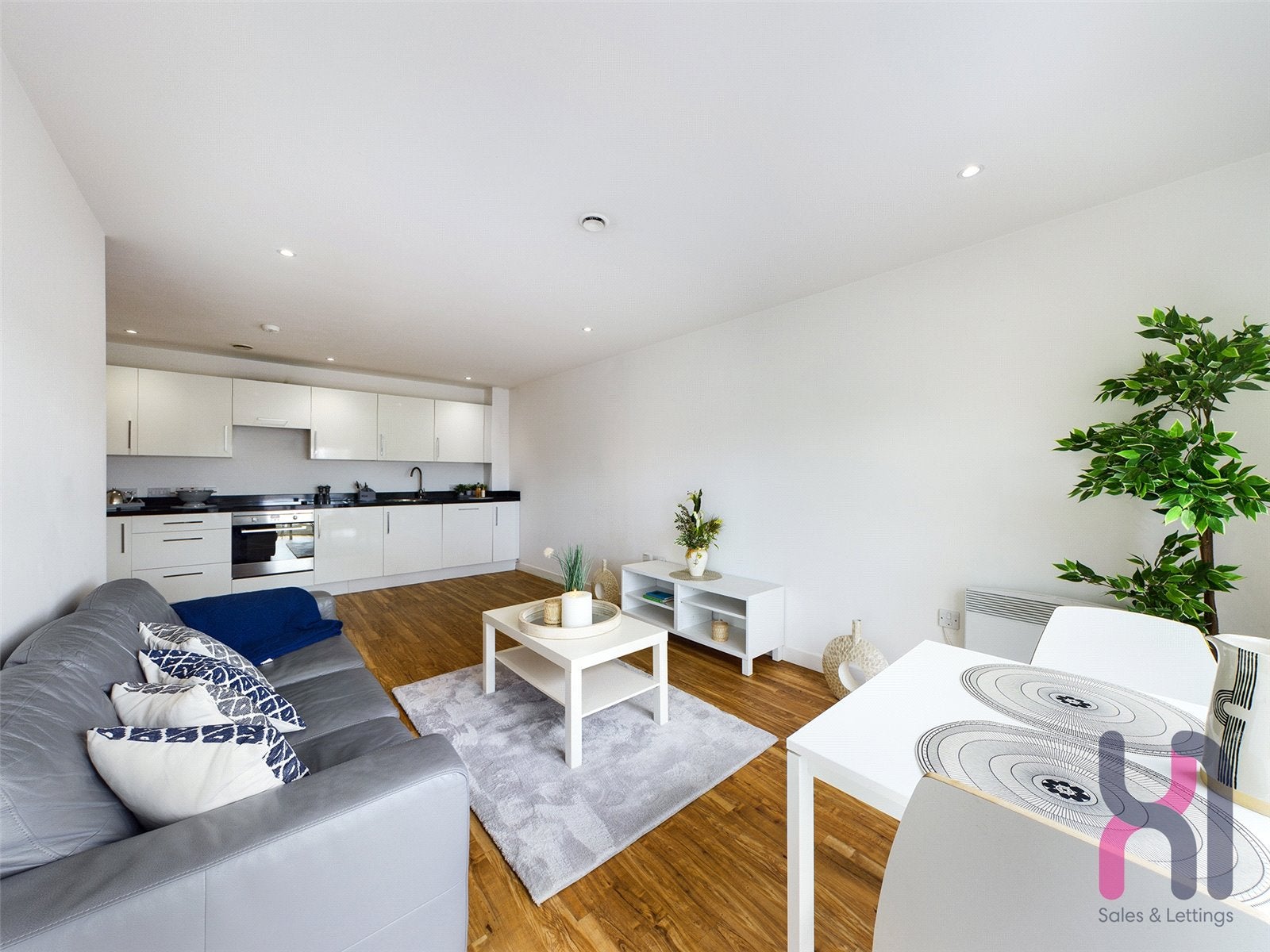 Flat Elmira Way in Salford