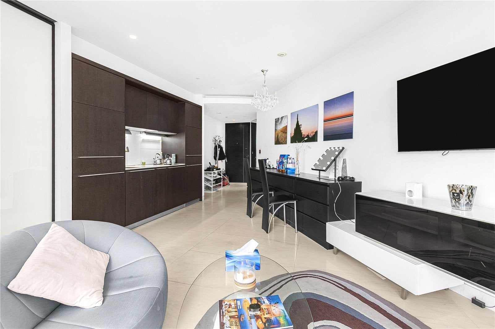 Flat Nine Elms Lane in Greater London