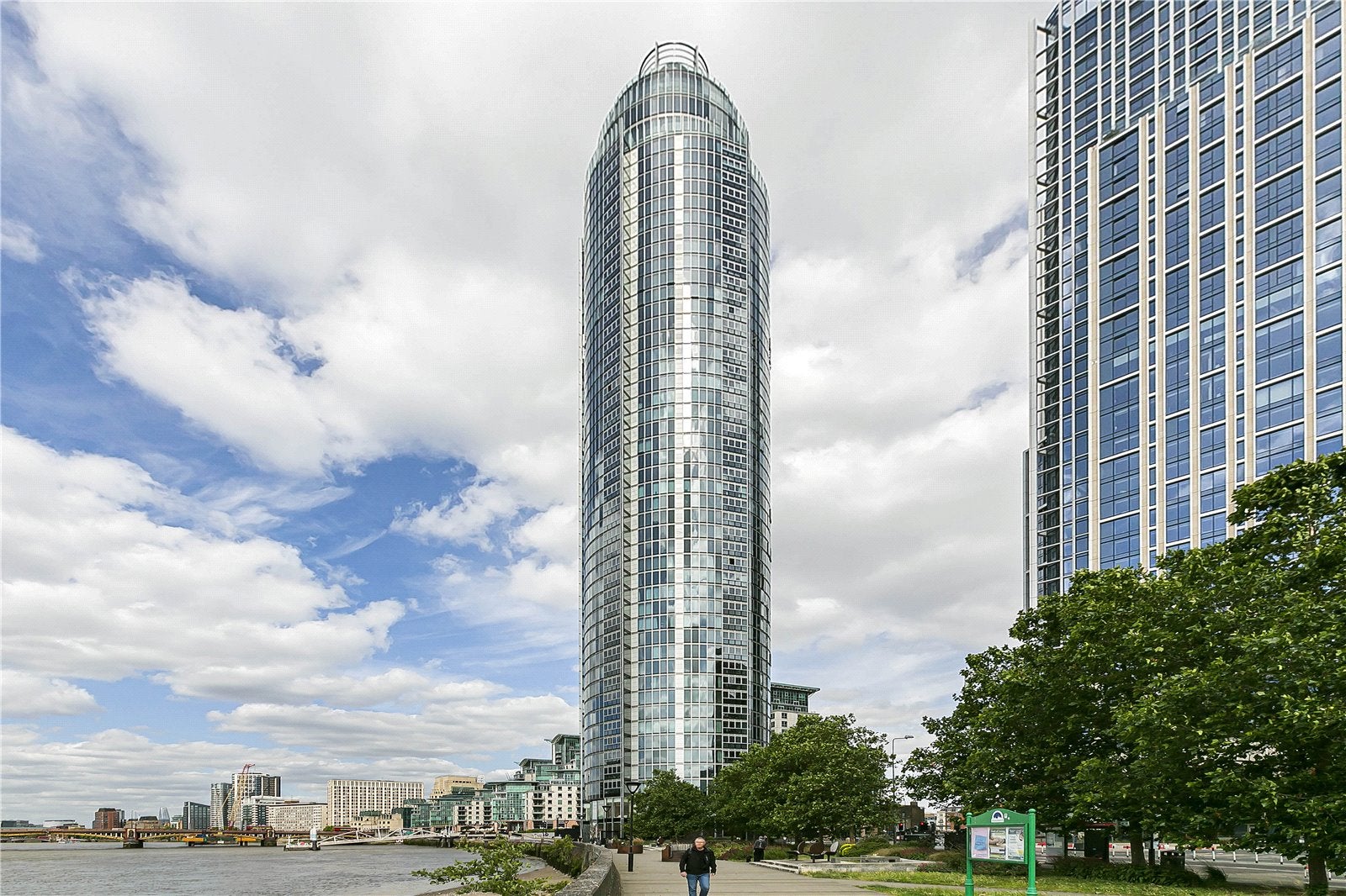 Flat Nine Elms Lane in Greater London
