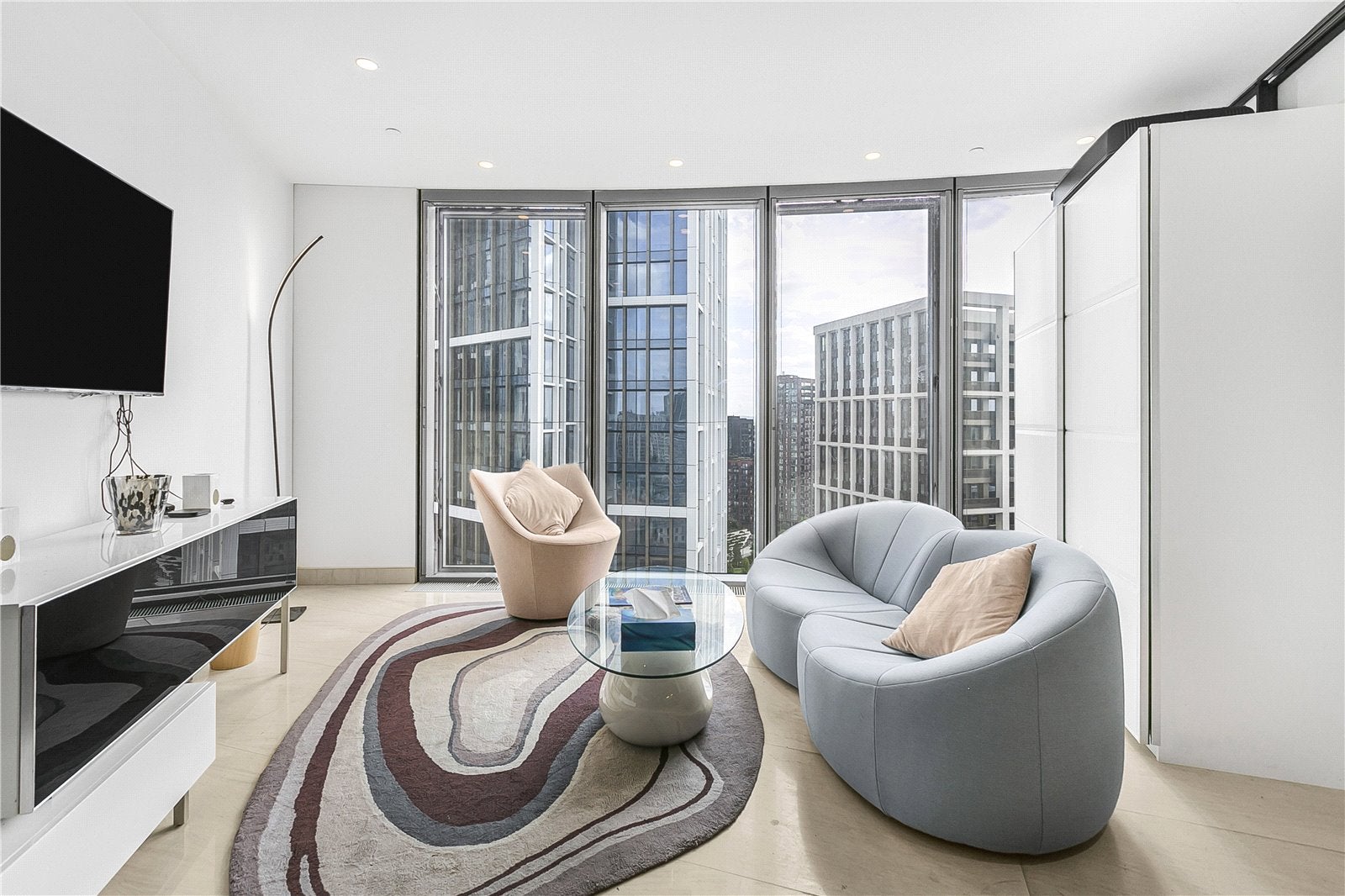 Flat Nine Elms Lane in Greater London