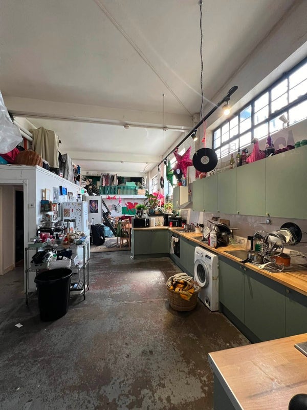 Room Overbury Road in Greater London