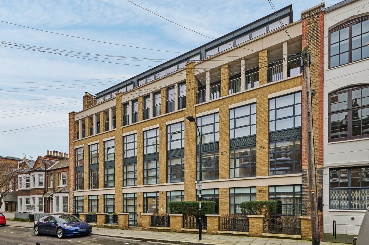 Flat Wyfold Road in Greater London
