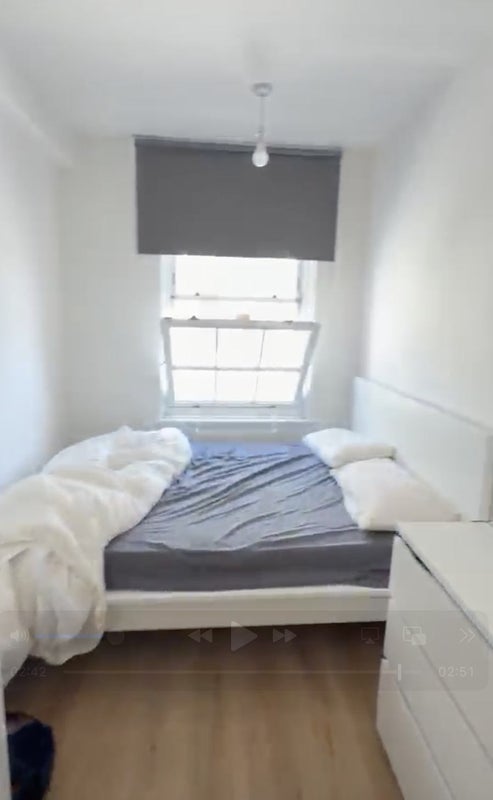 Room Rosebery Avenue in Greater London
