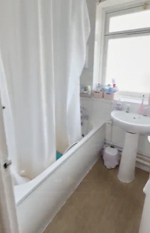Room Rosebery Avenue in Greater London