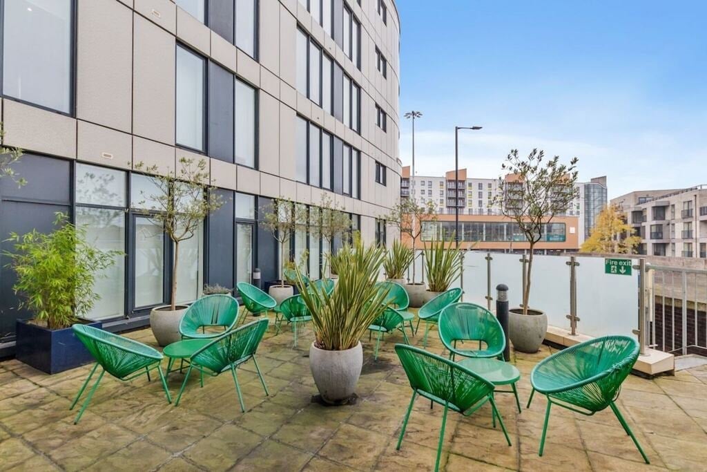 Flat Greenhill Way in Greater London