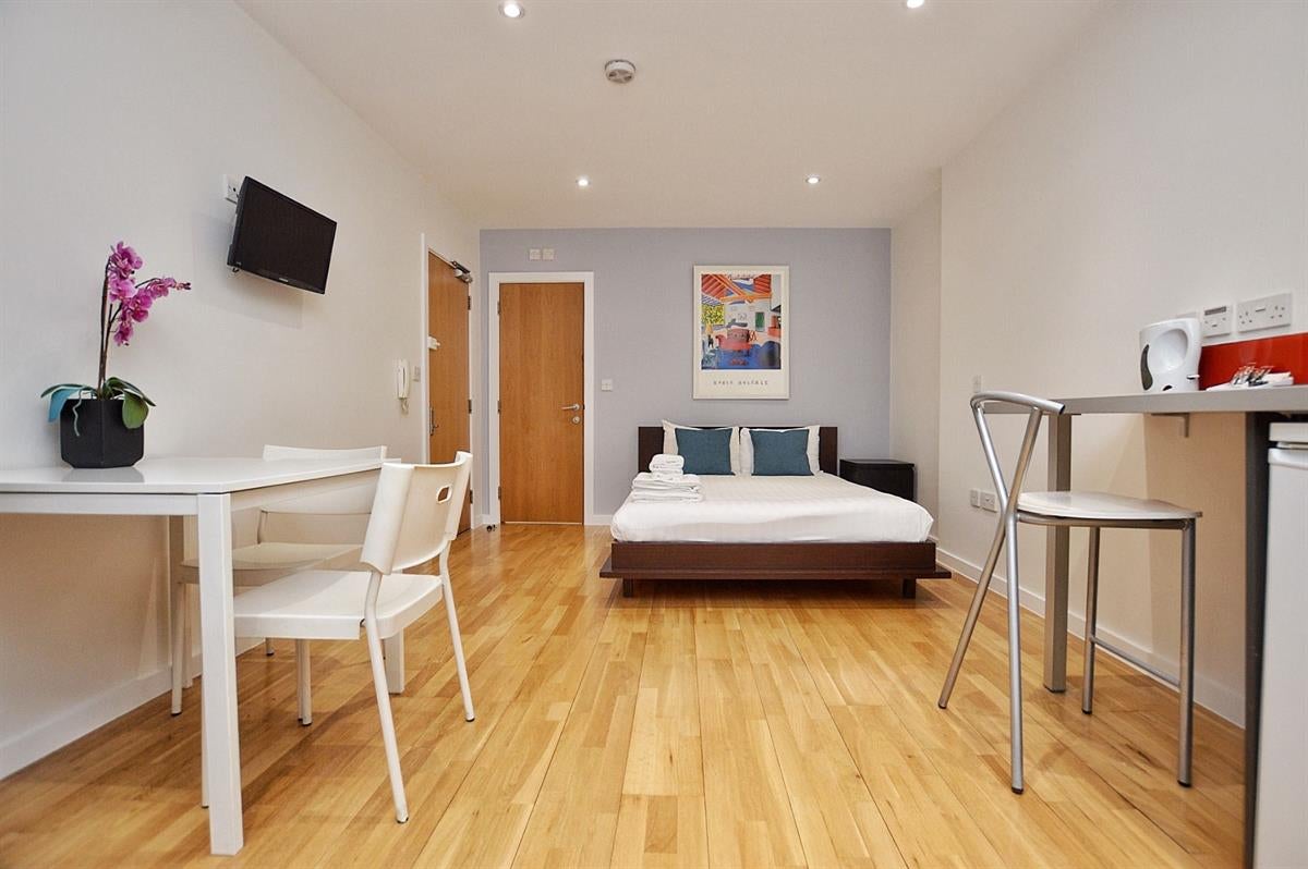 Flat Prince's Square in City of Westminster