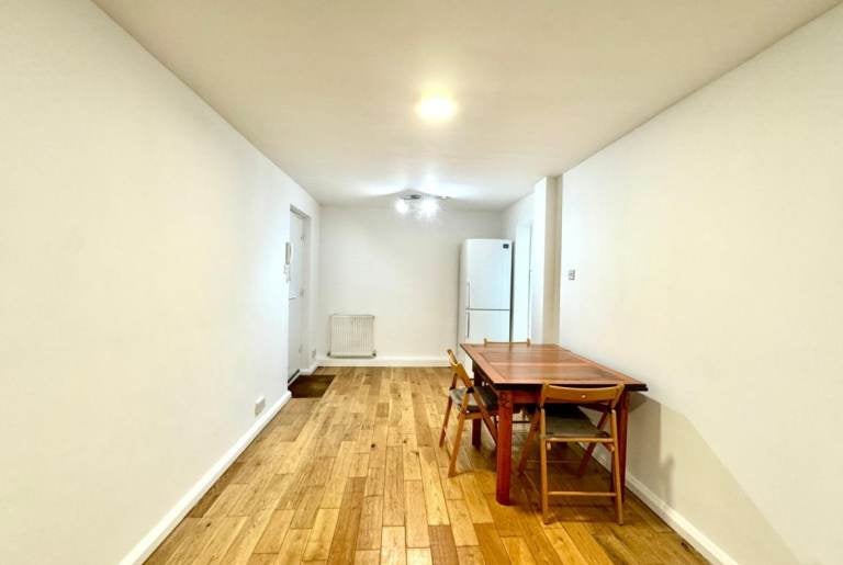 Flat Llanover Road in Greater London