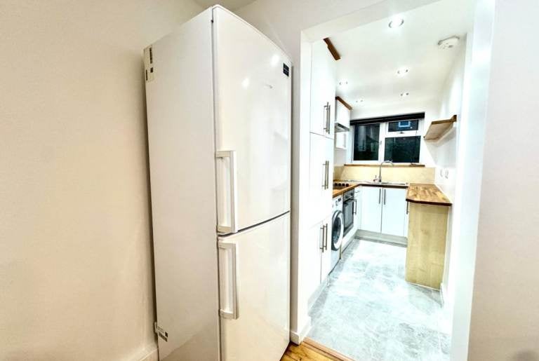 Flat Llanover Road in Greater London