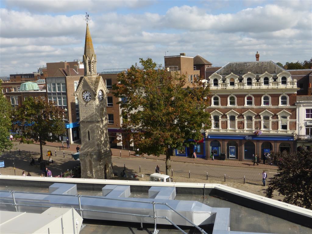 Flat Market Square in Aylesbury