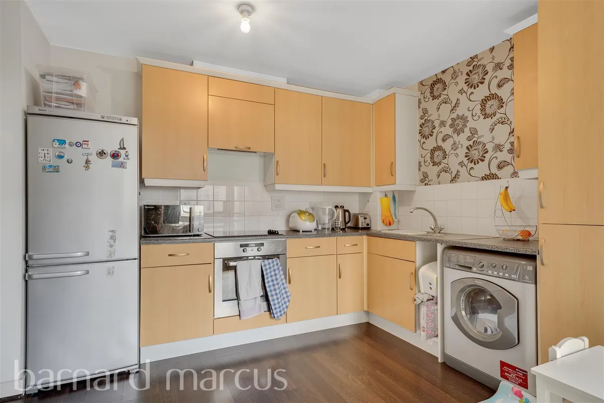 Flat Victoria Road in Greater London