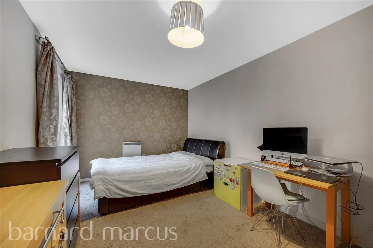 Flat Victoria Road in Greater London