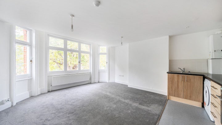 Flat Chatsworth Way in Greater London