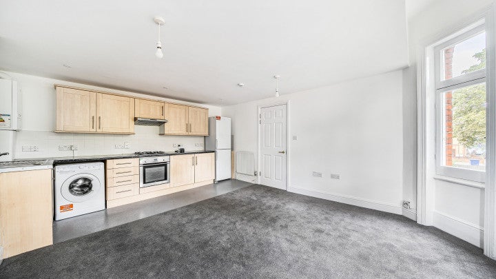 Flat Chatsworth Way in Greater London
