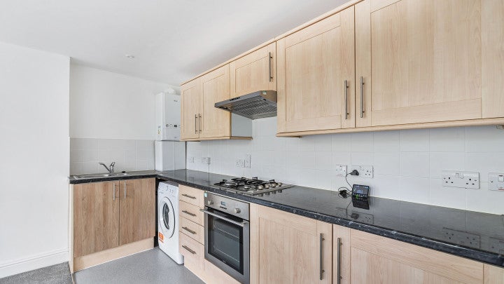 Flat Chatsworth Way in Greater London