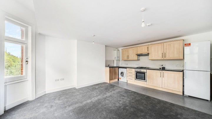 Flat Chatsworth Way in Greater London