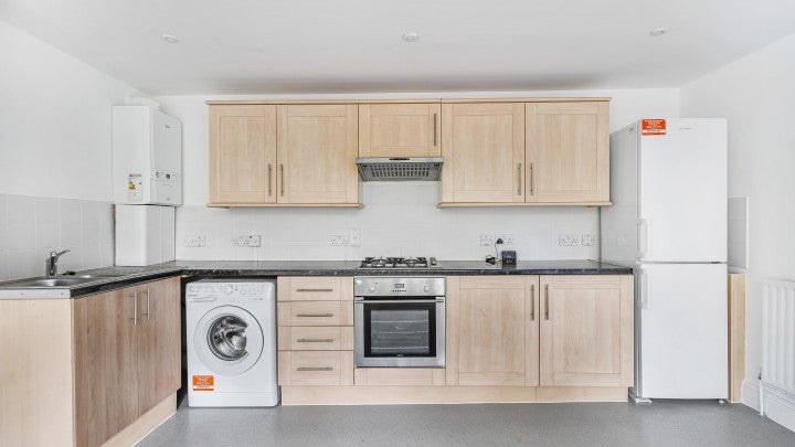 Flat Chatsworth Way in Greater London