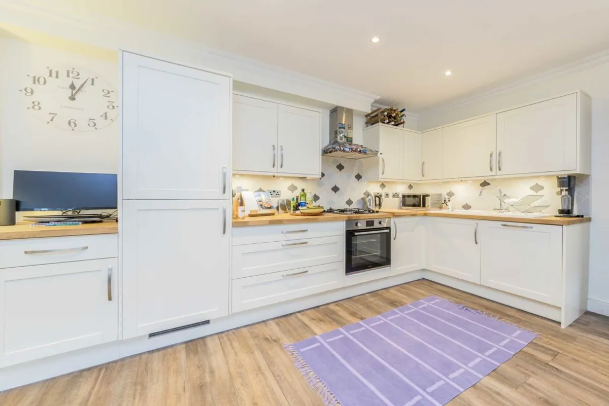 Flat Ravenslea Road in Greater London