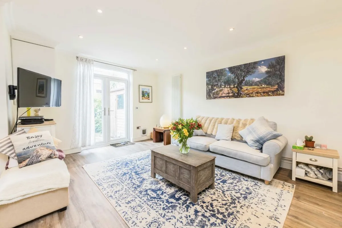 Flat Ravenslea Road in Greater London