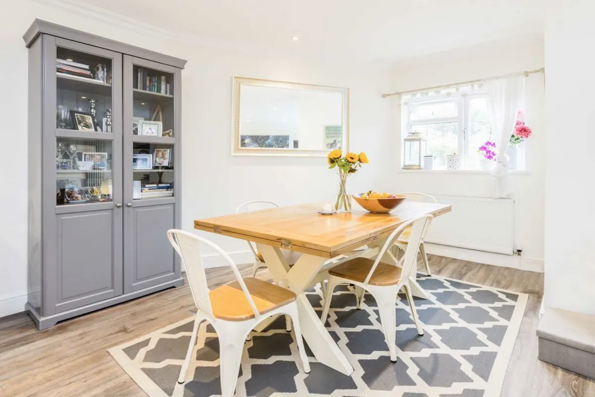 Flat Ravenslea Road in Greater London