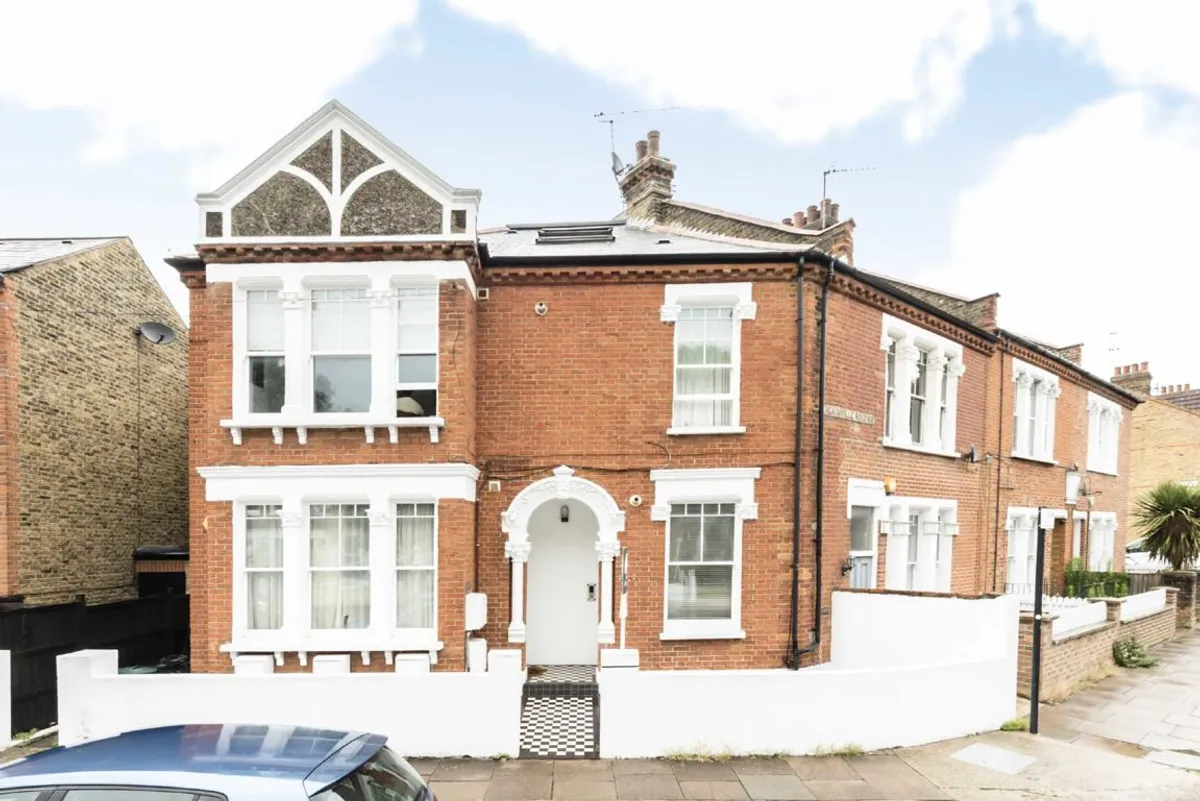 Flat Ravenslea Road in Greater London