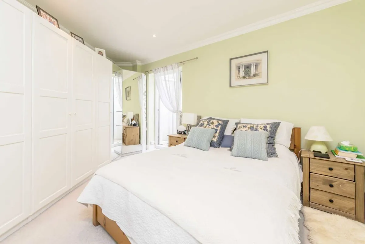 Flat Ravenslea Road in Greater London