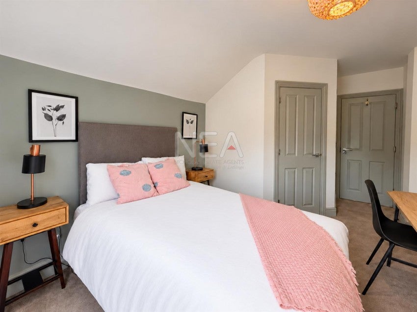 Room Vastern Road in Reading