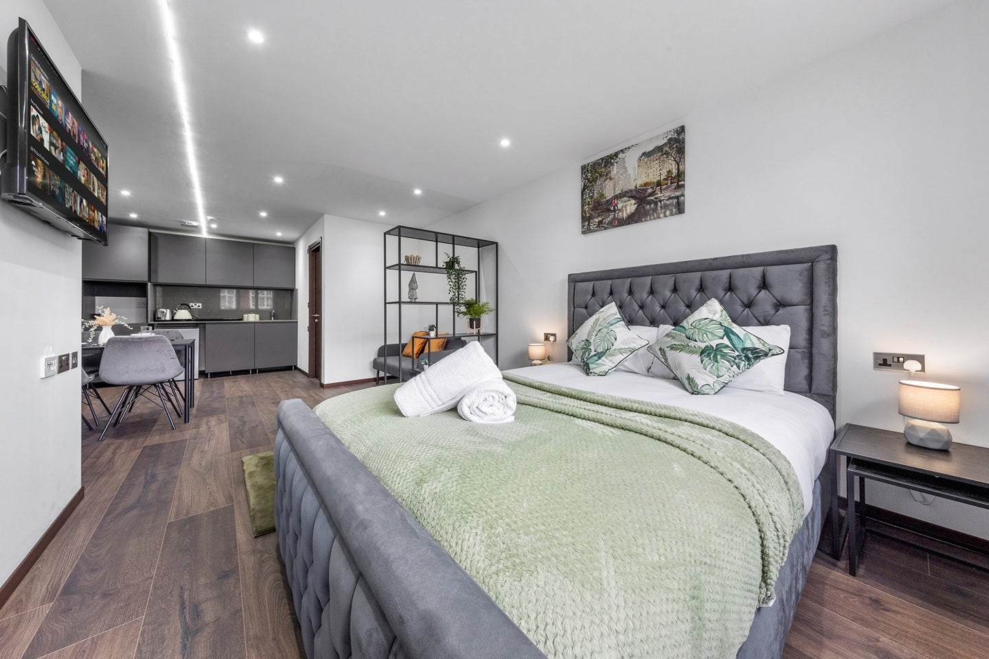 Flat Woodstock Road in Greater London