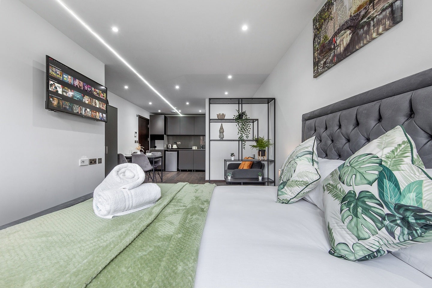 Flat Woodstock Road in Greater London