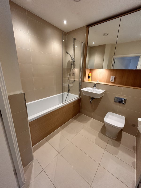 Room Peartree Way in Greater London