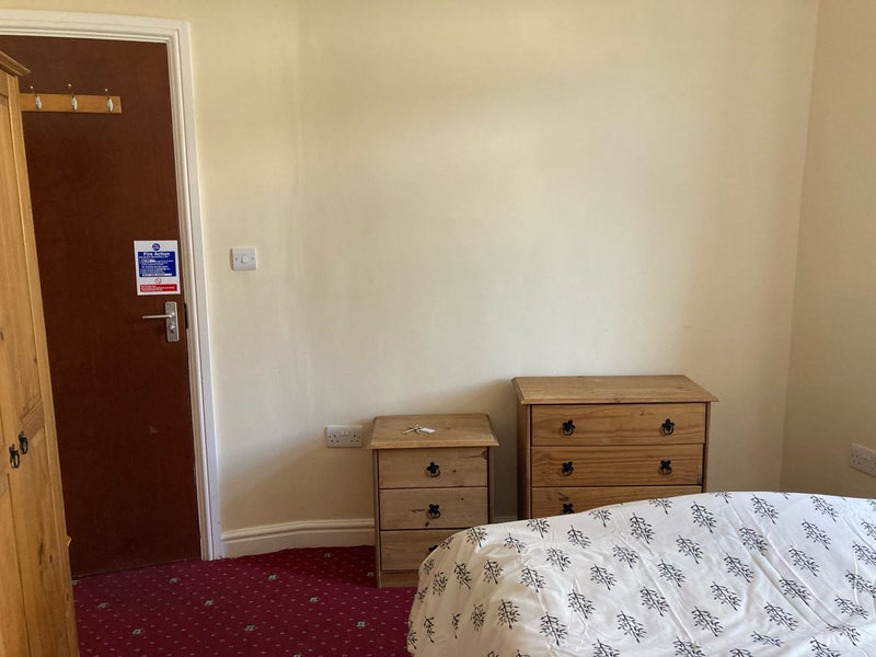 Room Bensham Manor Road in Greater London